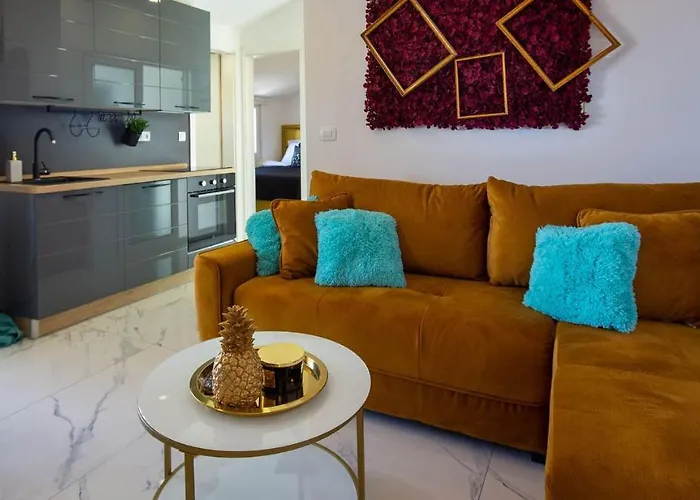 Hrpina Heritage House Гостьовий будинок Макарська